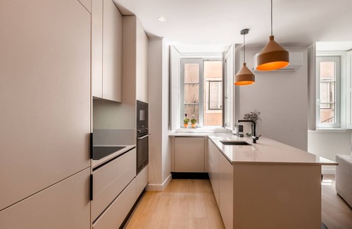 Misericordia Apartment | A2 NEW | Remodeled & Spacious! | Very Central