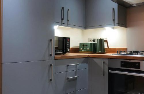 Burton on Trent Apartment | Adeluxe Aura - Entire Ultra Luxury- Super King Bed with Free WiFi, Netflix and Amazon Prime