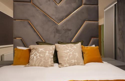 Burton on Trent Apartment | Adeluxe Aura - Entire Ultra Luxury- Super King Bed with Free WiFi, Netflix and Amazon Prime