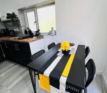 Tea Green House | AeroSuites Luton - SHARED AND PRIVATE Accommodations mins from Luton Airport,FREE selected Breakfast,Adults Only,FREE Parking subject to availability and reservation only, Whats Up number required, Late Self Check In and Out by request only