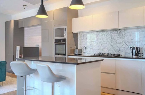 Cantelowes House | Agar Villa 2BR Home with Garden & Hot Tub