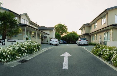 Burnside Hotel | Airport Palms Motel