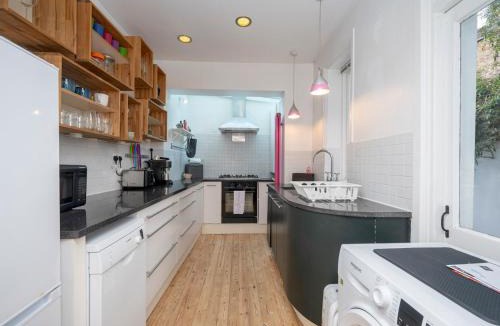 Hackney House | Airy 1850s Coach House with Private Balcony - Pass the Keys