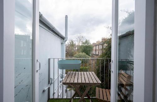 Hackney House | Airy 1850s Coach House with Private Balcony - Pass the Keys