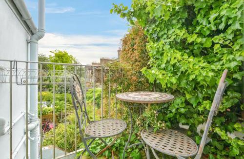 Hackney House | Airy 1850s Coach House with Private Balcony - Pass the Keys