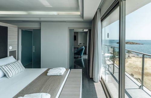 Ibiza Town Resort | All-Inclusive Grand LifeSuite with Double Hydromassage Bath at the Ibiza Twiins