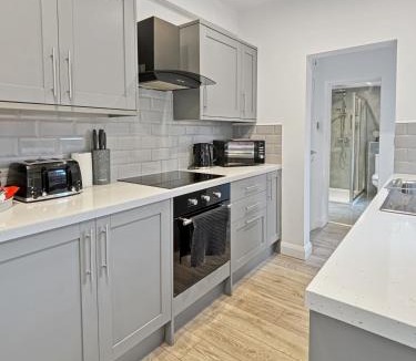 Grantham Apartment | Amaya Six - Sleeps 4 - Modern 1 bed - Newly renovated - Central Grantham - Free Gym Access