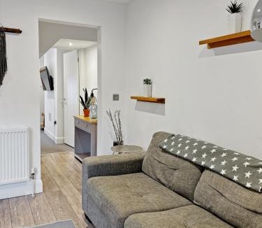 Grantham Apartment | Amaya Six - Sleeps 4 - Modern 1 bed - Newly renovated - Central Grantham - Free Gym Access