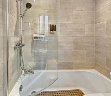 Grantham House | Amaya Three - Newly Renovated - Sleeps 6 - Grantham - Garden & Driveway - Free Gym Access