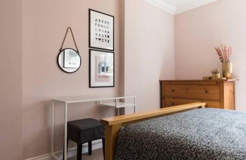 Kilburn Apartment | Amazing 4 Bed House wParking 2min walk to Station