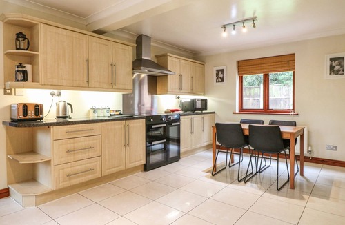 Cottesmore Cottage | AMBERLEIGH, pet friendly, with open fire in Greetham, Rutland