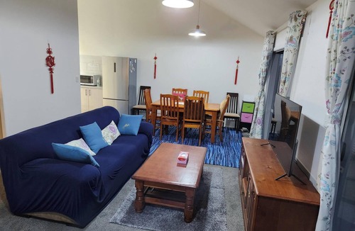 Wellington House | An Amazing Inner City 4-Bedroom House with Two Carparks in Wellington