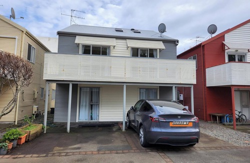 Wellington House | An Amazing Inner City 4-Bedroom House with Two Carparks in Wellington