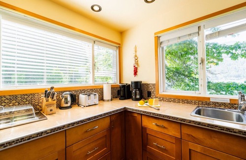 Nelson Cottage | An elegant retreat overlooking beautiful Kootenay Lake, Hot Tub, 4 Queen Beds