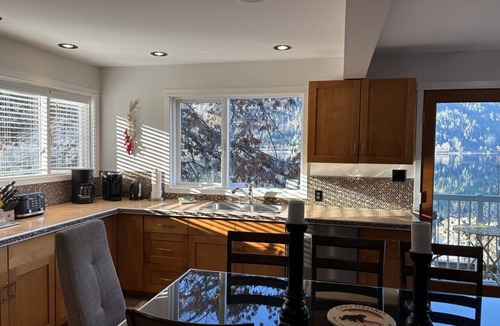 Nelson Cottage | An elegant retreat overlooking beautiful Kootenay Lake, Hot Tub, 4 Queen Beds