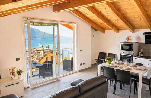 Aurogna Apartment | Andrea panoramic vacation apartment on Lake Como