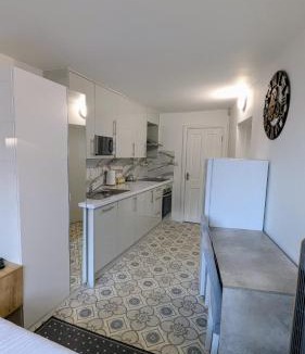 South Ruislip House | Annexe Studio private entrance, hallway and parking