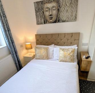 South Ruislip House | Annexe Studio private entrance, hallway and parking
