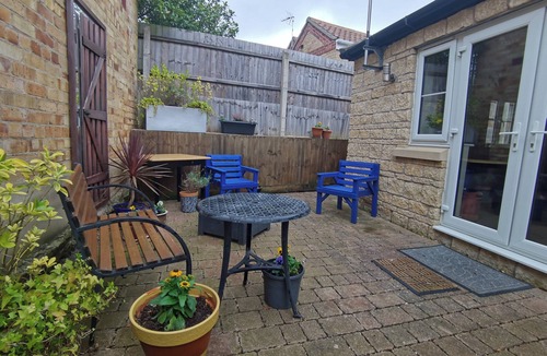 Stamford House | Anvil Bungalow Stamford. Character 2 Bedroom Home with Parking. Central Location