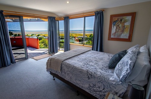 Collingwood House | Aorere House - Collingwood Holiday Home