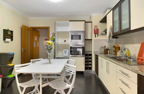 Canico Apartment | Apartamento Jade with Sea View, Wi-Fi & Balcony
