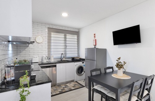 Molares Apartment | Apartment 'Alojamento Mondinense' with Private Terrace, Wi-Fi and Air Conditioning