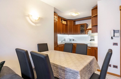 Cles Apartment | Apartment 'Appartamento Cles' with Mountain View, Balcony and Wi-Fi