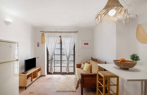 Medronhal House | Apartment 'Casa Xarém - Vinhas De Nexe' with Shared Pool, Wi-Fi and Air Conditioning