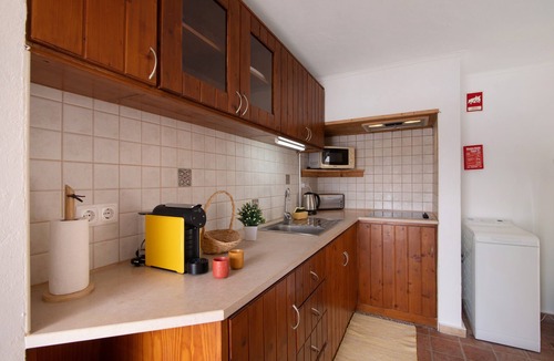 Medronhal House | Apartment 'Casa Xarém - Vinhas De Nexe' with Shared Pool, Wi-Fi and Air Conditioning