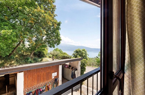 Gaino Apartment | Apartment 'Classic' with Lake View, Shared Garden and Wi-Fi