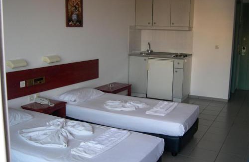 Adelianos Kampos Apartment | Apartment for 3 persons, with swimming pool, near the beach