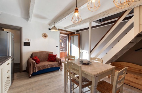 Comero Apartment | Apartment "La Ghianda" with Terrace & Wi-Fi