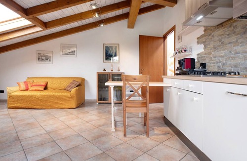 Sangiano Apartment | Apartment 'Maison Adriano Lago Maggiore' with Wi-Fi