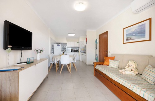 Vale de Centianes Apartment | Apartment 'Mar-Colina-Sol' with Sea View, Beach Access, Terrace & Wi-Fi
