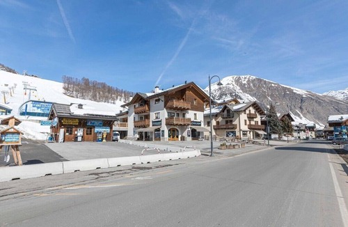 Valtellina Apartment | Apartment Miky House Cassana with Mountain View, Balcony and Wi-Fi