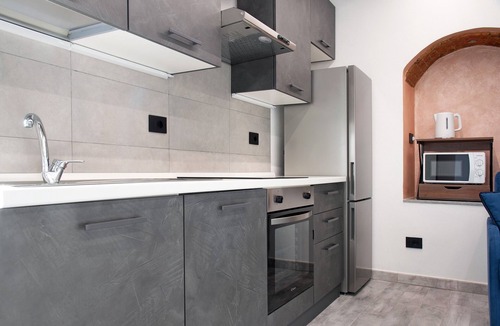 Bisuschio Apartment | Apartment 'Nido Cicogna' with Wi-Fi