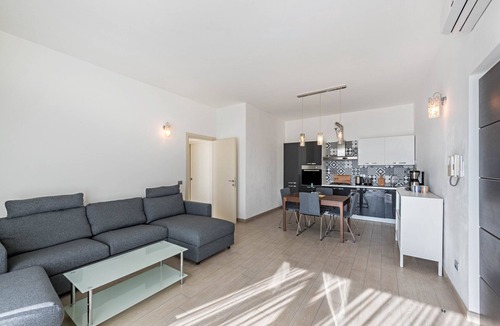 Gaino Apartment | Apartment 'Residence Virgilio Green' with Lake View, Wi-Fi and Air Conditioning