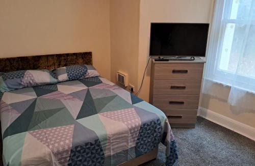 Newham Apartment | Apartment Sleeps 3 - Garden Pets Welcome