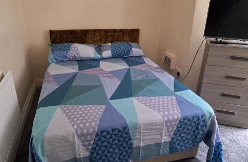 Newham Apartment | Apartment Sleeps 3 - Garden Pets Welcome