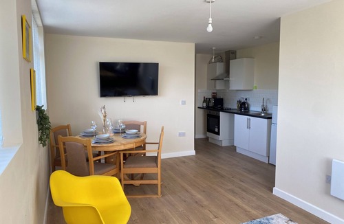 Luton Apartment | Apartment Sleeps 4, Free Parking, Pets Welcome