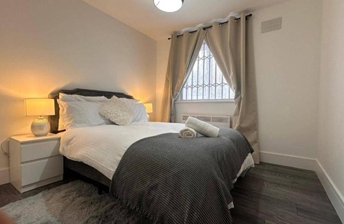 Dagenham Apartment | Apartment - Sleeps 6 - City Base - District Line
