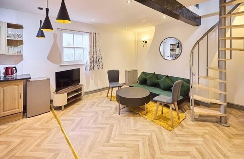 Nottingham Apartment | Apartment Sleeps 8 with WiFi