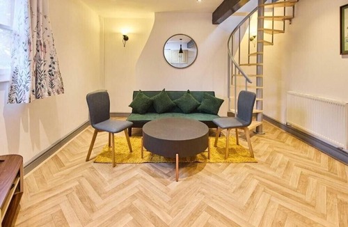 Nottingham Apartment | Apartment Sleeps 8 with WiFi