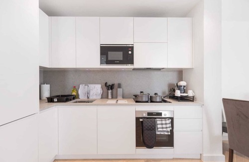 Dudden Hill Apartment | Apartment - Sleeps 8 - Parking - Station Close