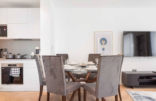 Dudden Hill Apartment | Apartment - Sleeps 8 - Parking - Station Close