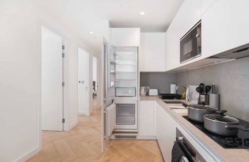 Dudden Hill Apartment | Apartment - Sleeps 8 - Parking - Station Close