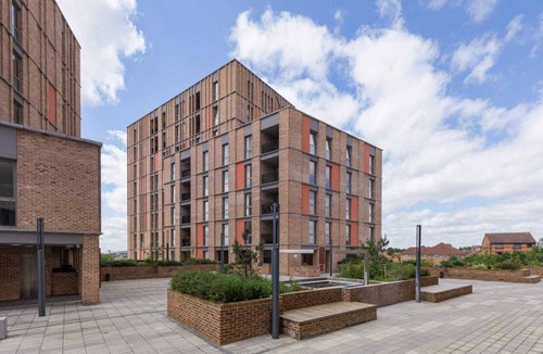 Dudden Hill Apartment | Apartment - Sleeps 8 - Parking - Station Close