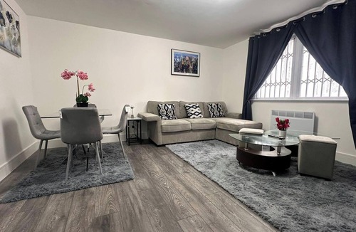Dagenham Apartment | Apartment - Sleeps 6 - City Base - District Line