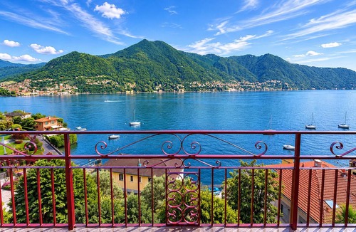 Moltrasio Apartment | Apartment with a lake view