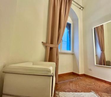 Como City Centre Apartment | Appartamento La Dama alla Finestra in centro Como